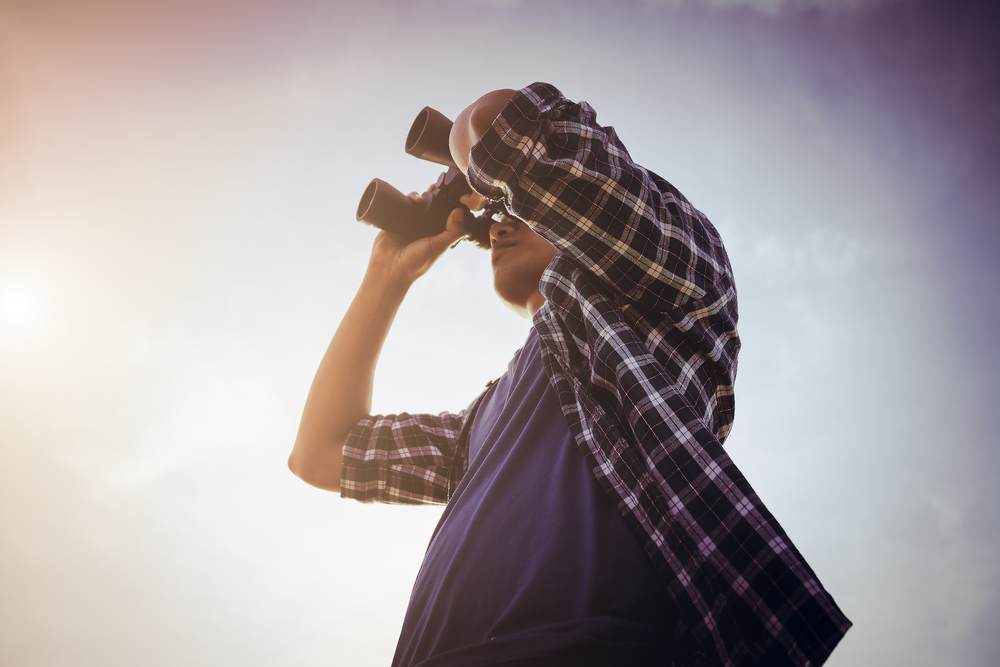 Muž s dalekohledem. Zdroj foto: PanyaStudio / Shutterstock.com